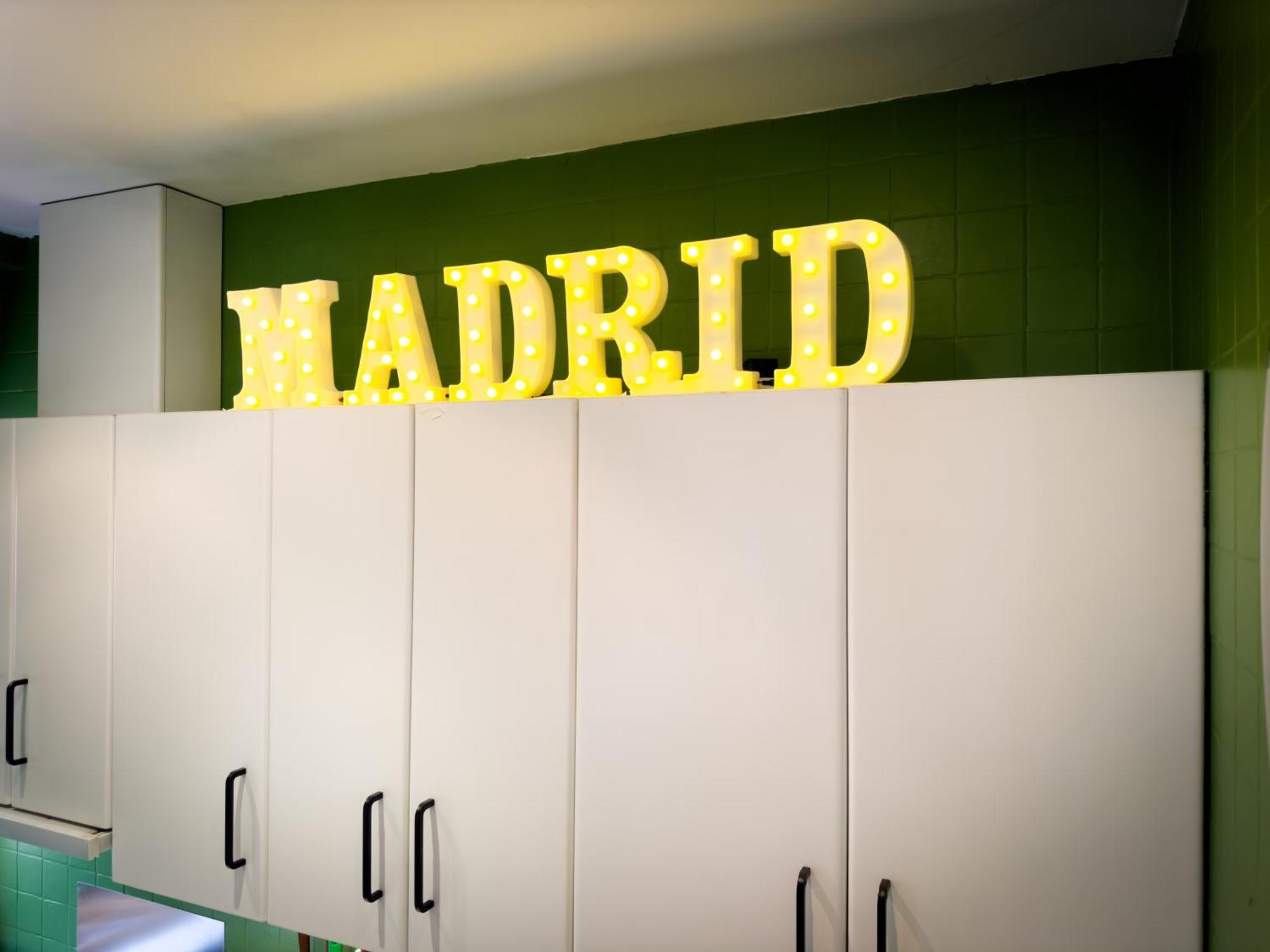 Disfruta Del Barrio De Las Letras Madrid Bagian luar foto
