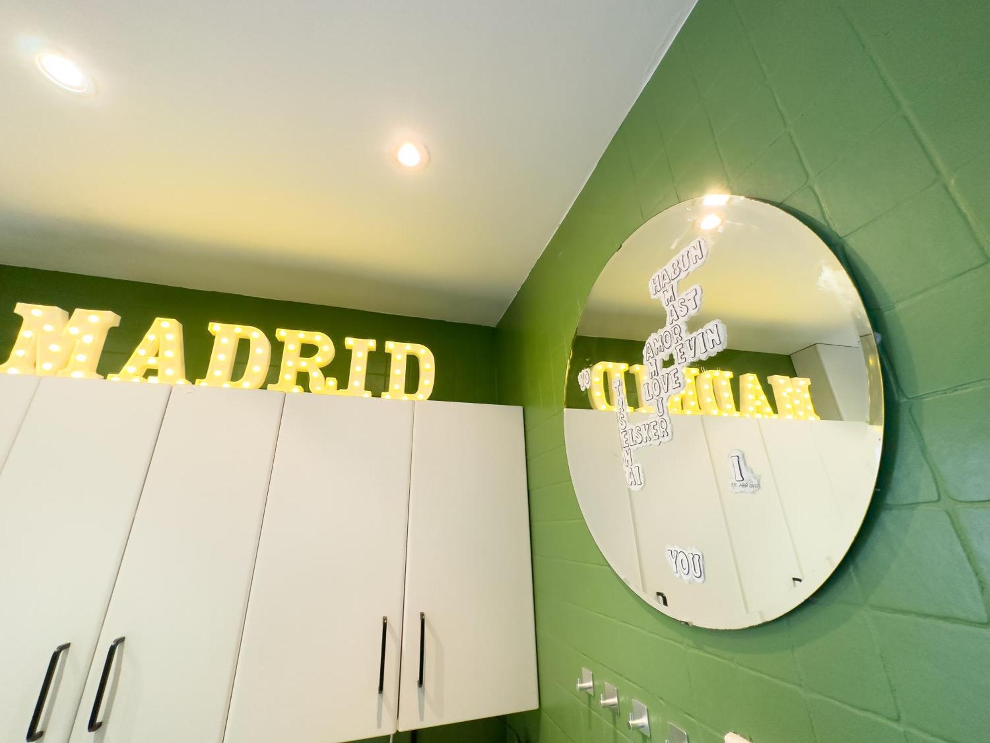 Disfruta Del Barrio De Las Letras Madrid Bagian luar foto